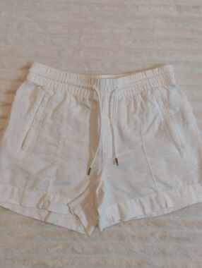 Athleta Women’s 4 White 100% Linen Shorts Elastic Waist Drawstring Zip Pockets